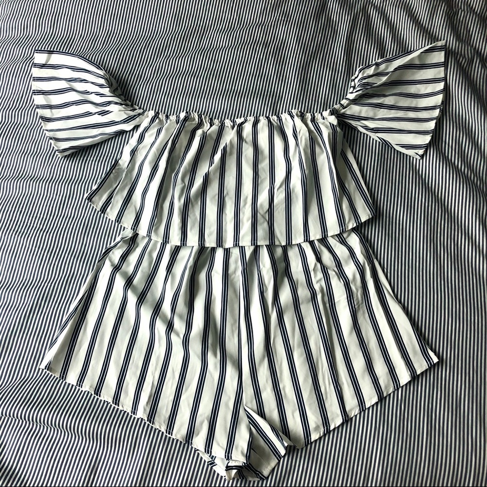 🌺2/$18 NWOT Off the shoulder romper